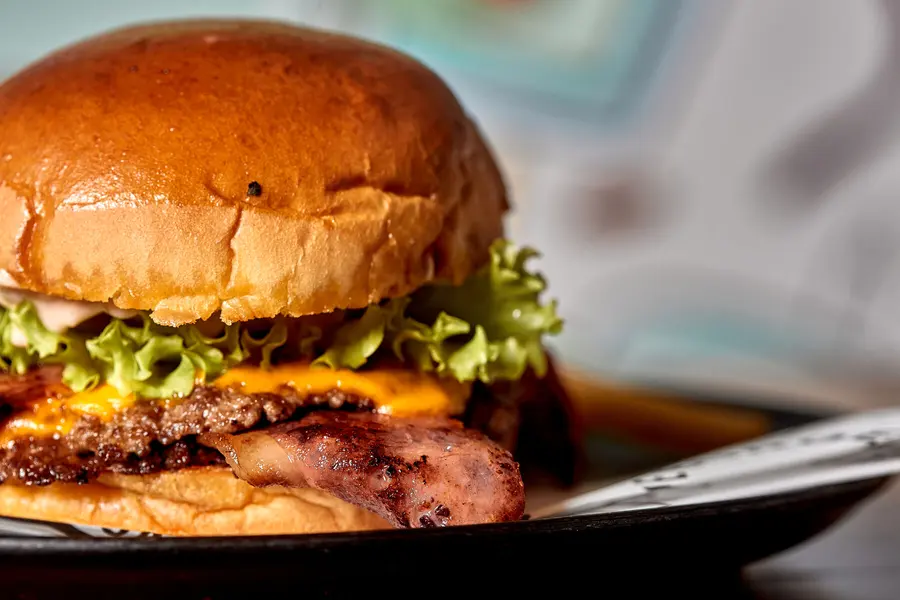 Burger SLOU con doble carne, cheddar y tocineta