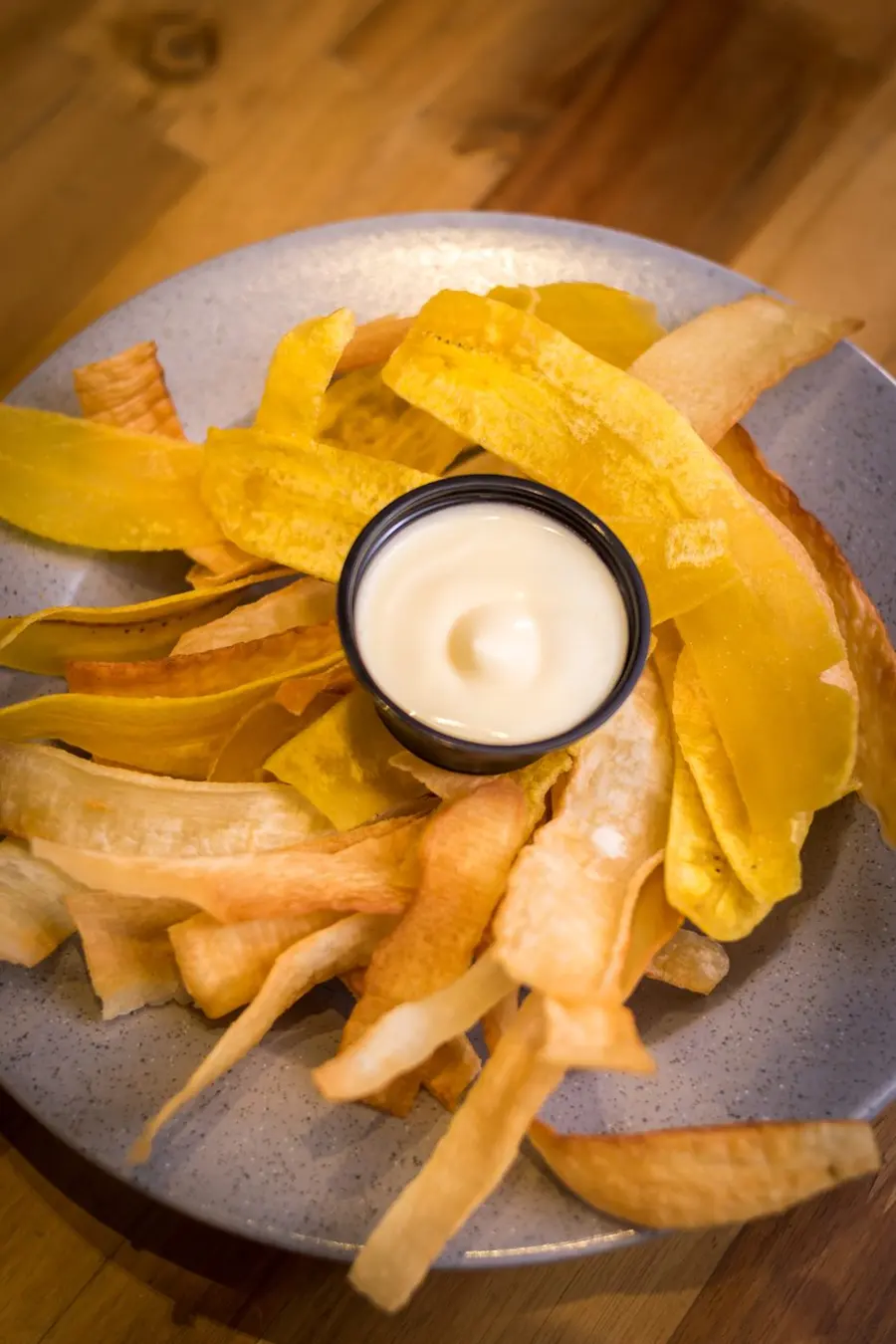 Chips de plátano y yuca con crema agria