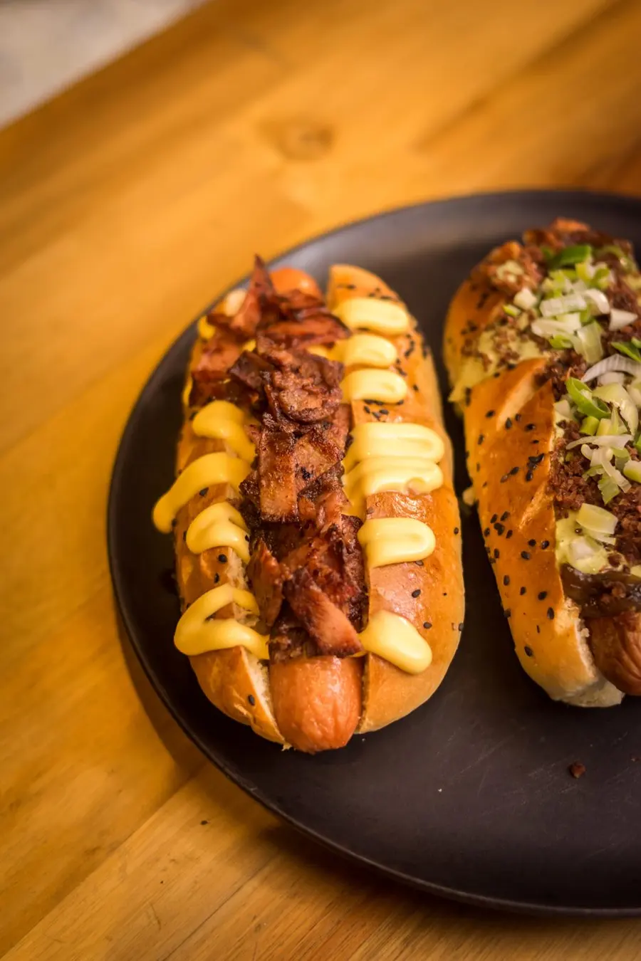 Dogs de SLOU con salsa y tocineta