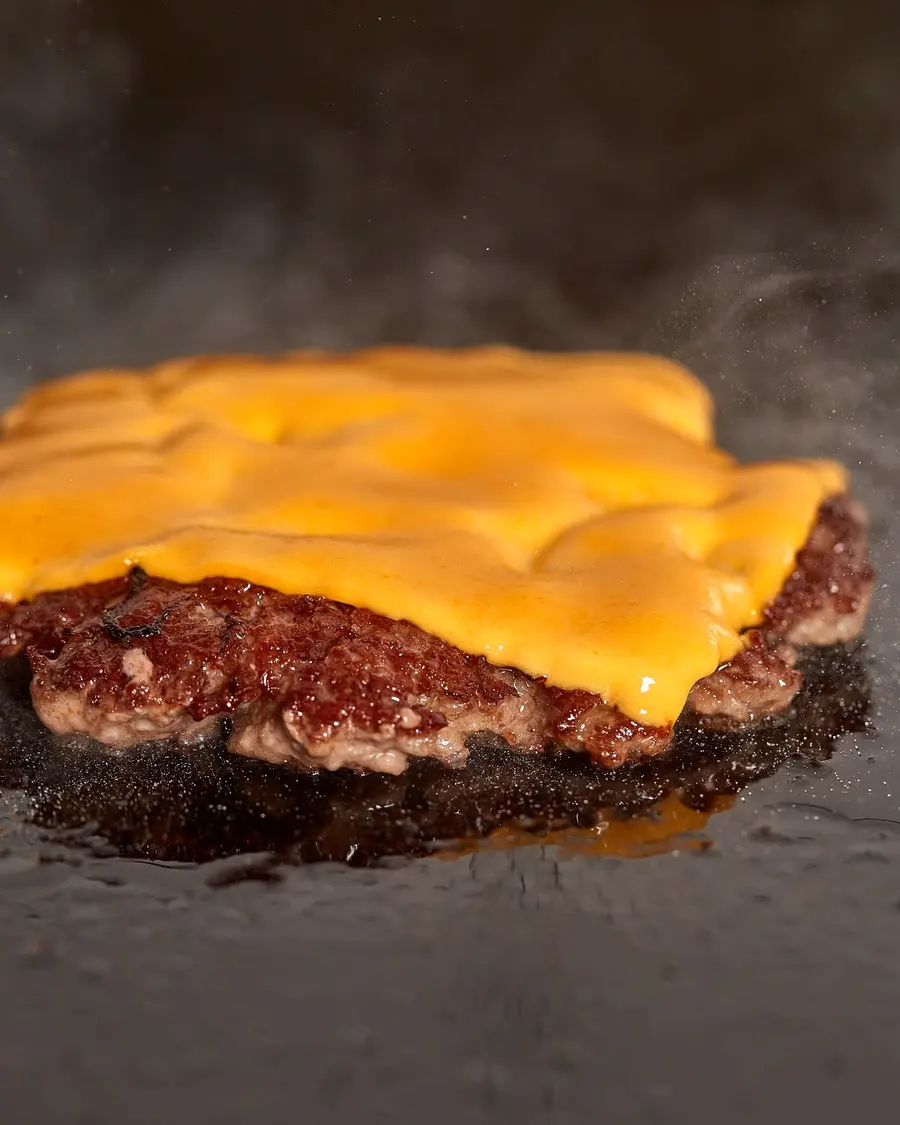 Carne con costra y cheddar fundido